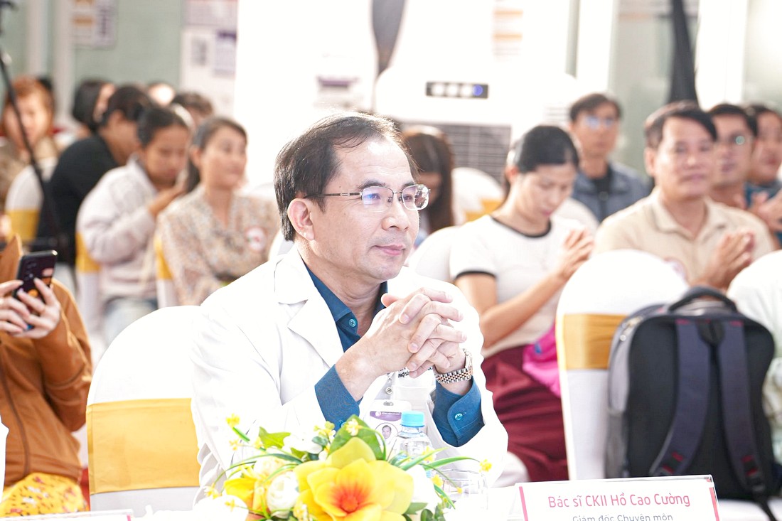 Bác sĩ giải đáp câu hỏi trong buổi tọa đàm y khoa về phôi khỏe