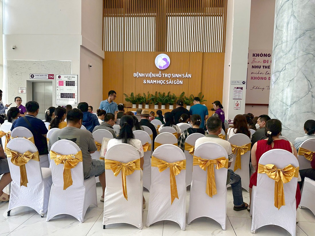 Bố trí ghế khách mời hướng về sân khấu tọa đàm tại TP.HCM