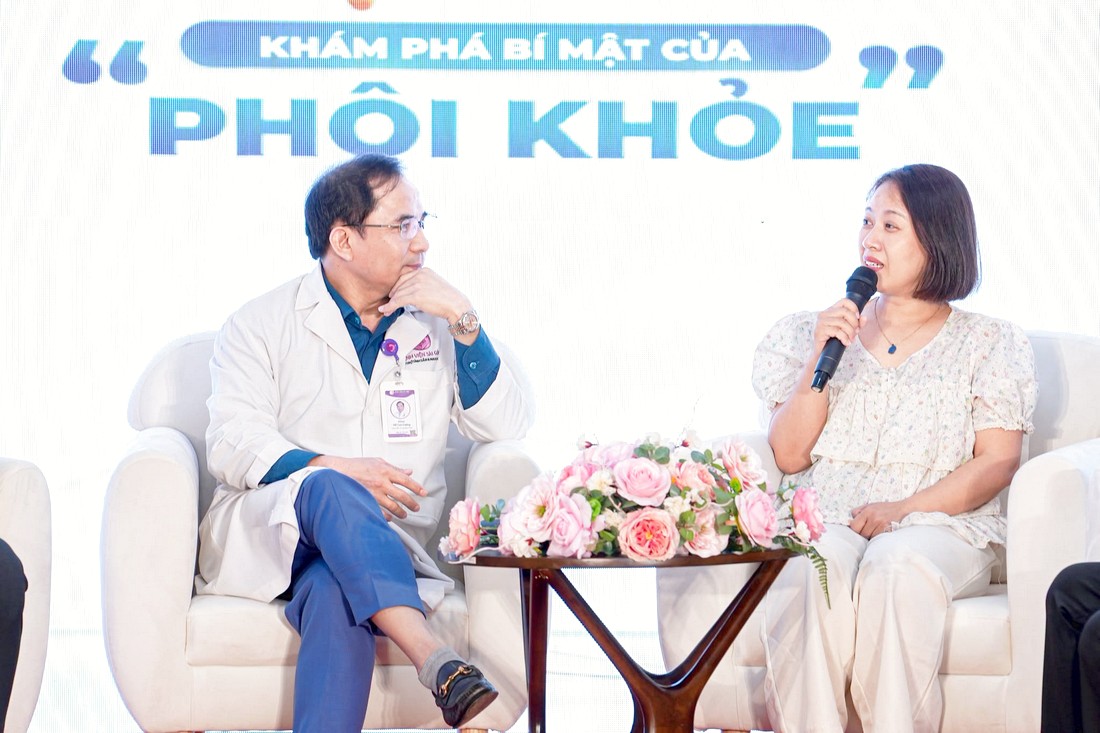 Chuyên gia sử dụng micro trong phần chia sẻ tại tọa đàm về phôi khỏe