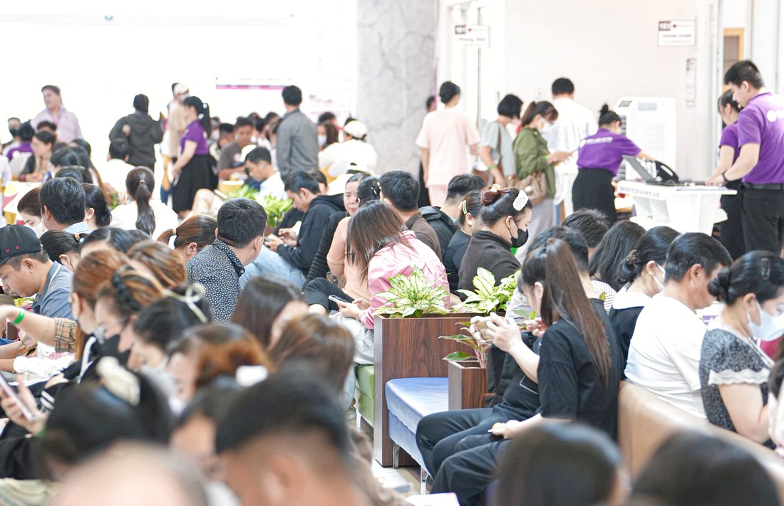Đông đảo khách tham dự chương trình tọa đàm y khoa được vận hành chuyên nghiệp