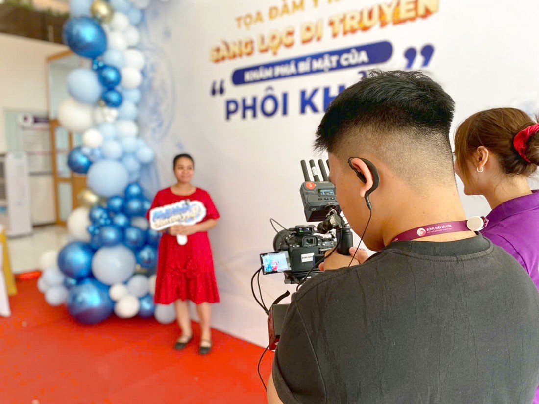 Nhân sự ghi hình kiểm tra góc máy tại tọa đàm về phôi khỏe