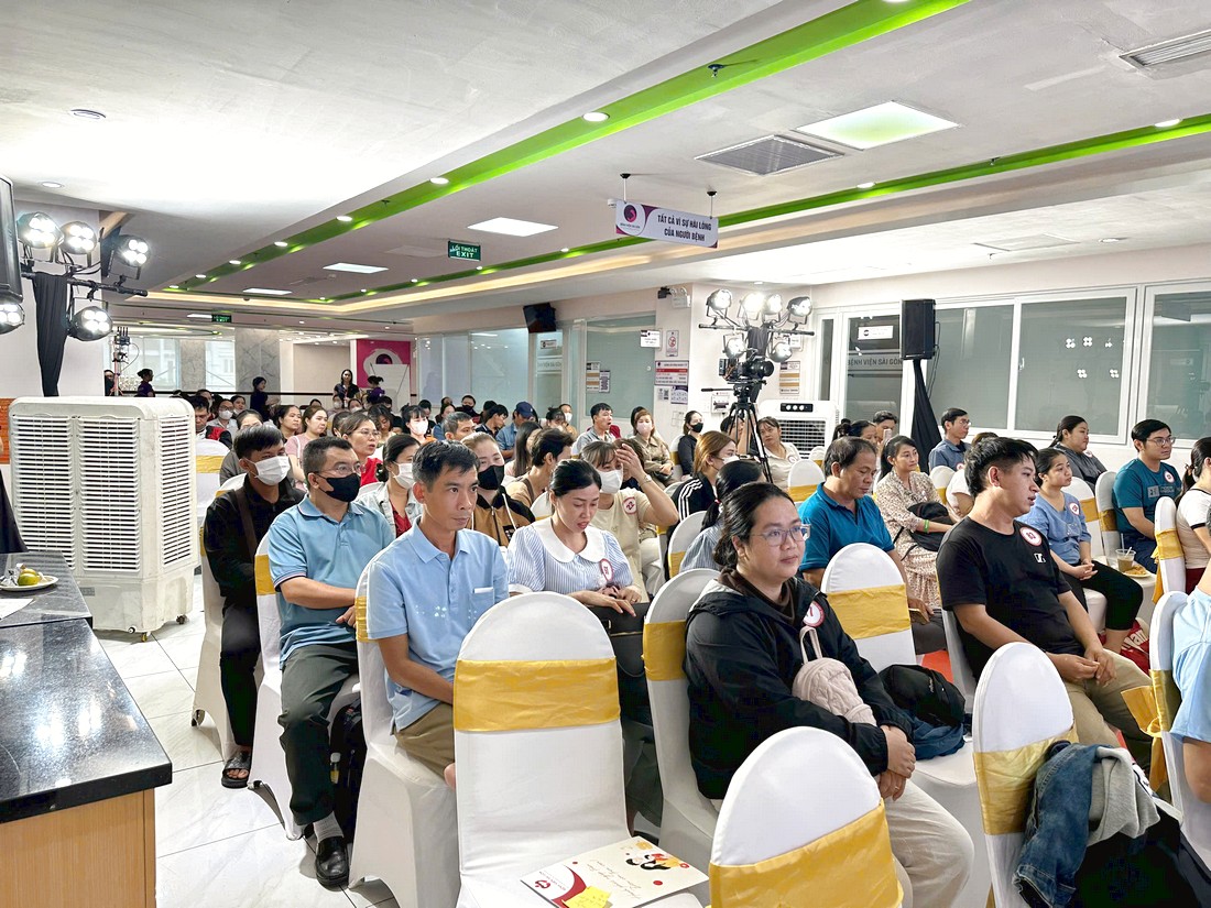 Khách tham dự theo dõi nội dung trong buổi tọa đàm được setup và vận hành chỉn chu