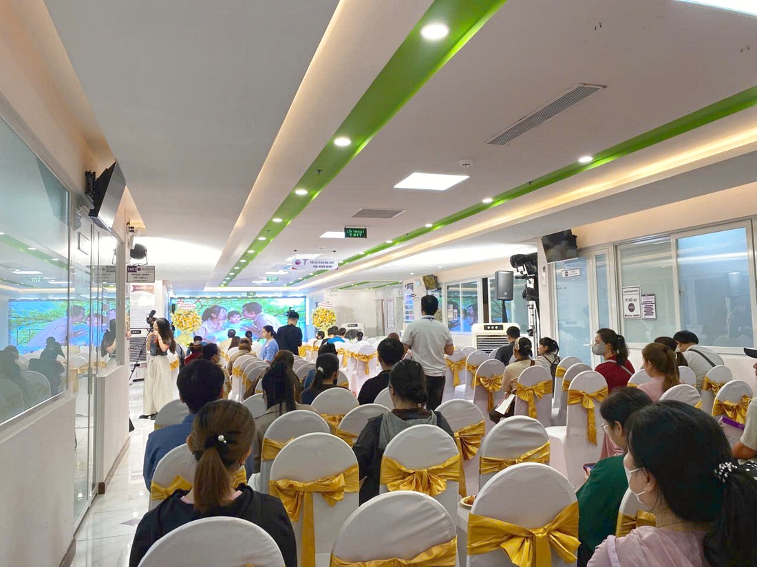 Không gian khách tham dự được kiểm tra tầm nhìn trước khi setup tọa đàm
