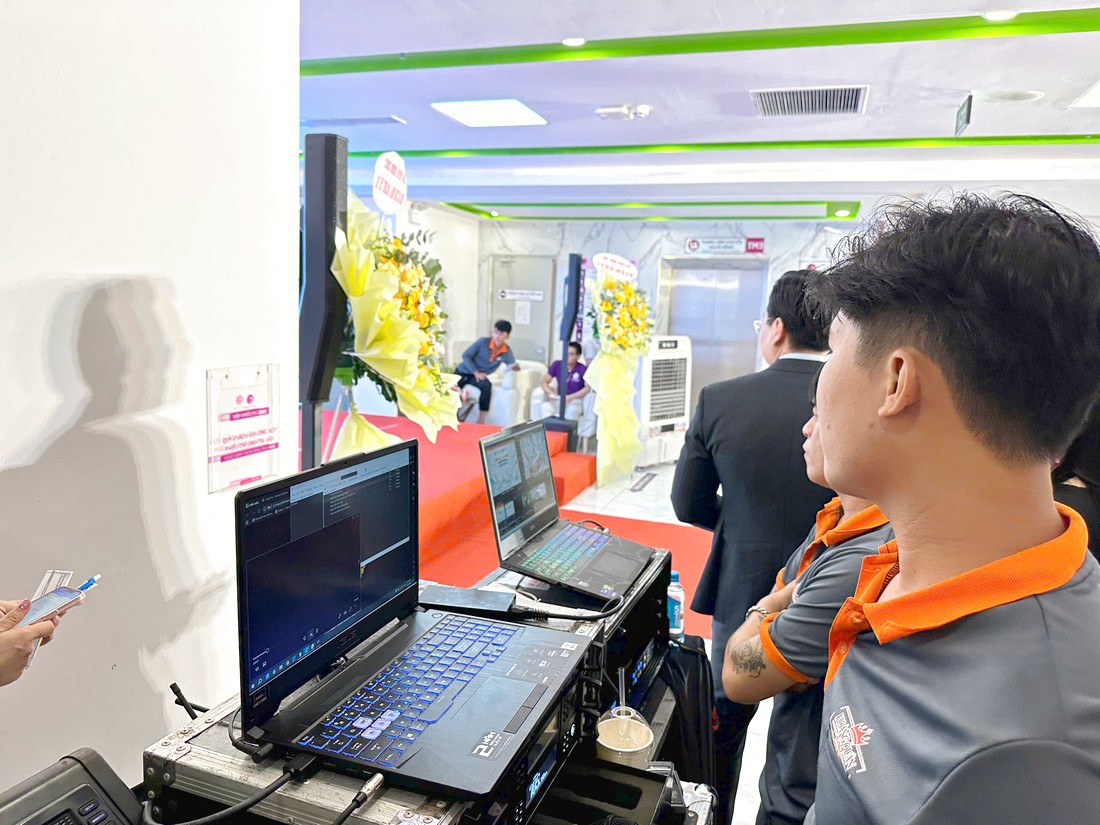 Kỹ thuật viên kiểm tra tín hiệu màn hình LED trước khi vận hành tọa đàm