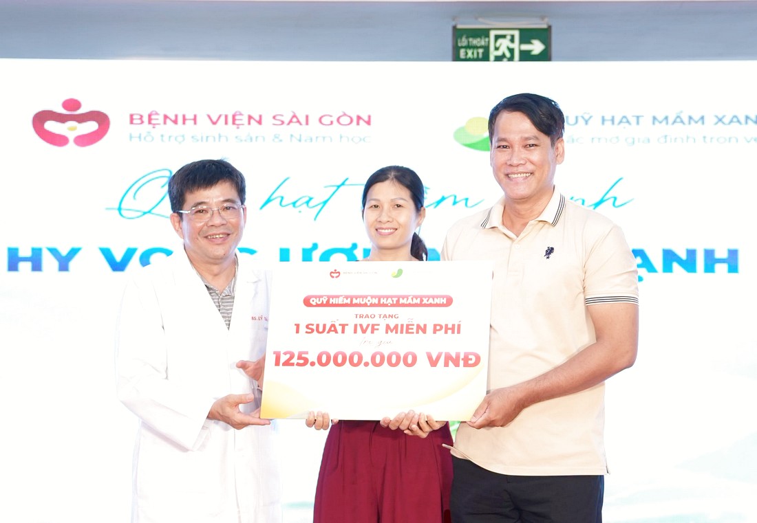 Phần trao suất tài trợ IVF được điều phối trên sân khấu tọa đàm y khoa