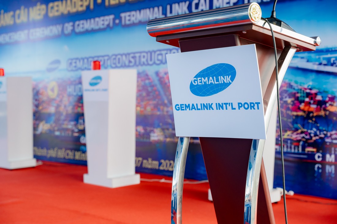 Bục phát biểu tại Lễ khởi công Cảng Gemalink