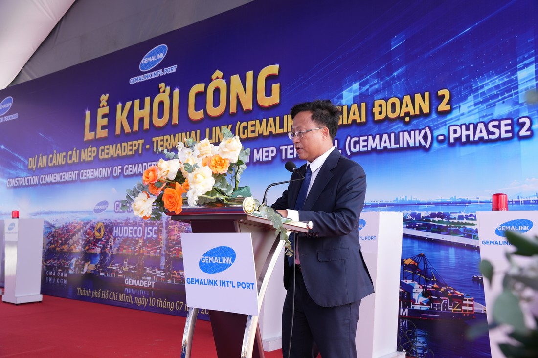 Đại biểu phát biểu tại Lễ khởi công
