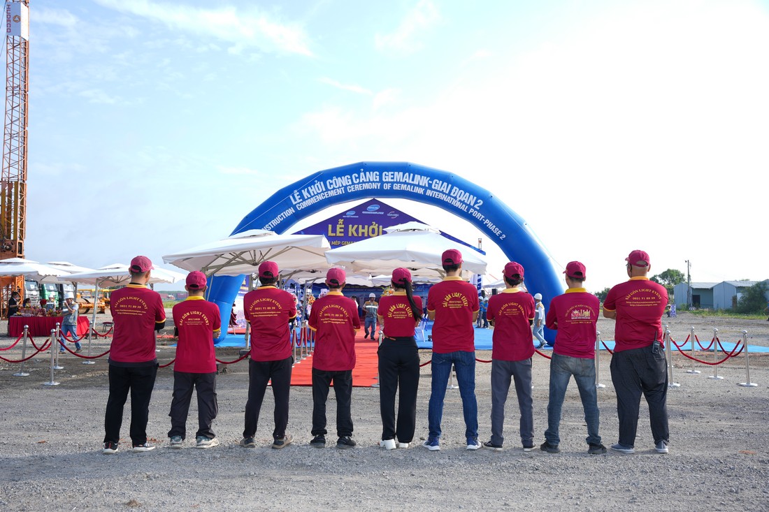 Đội ngũ nhân sự Sài Gòn Light Event và Hoàng Quân Event Solutions 
