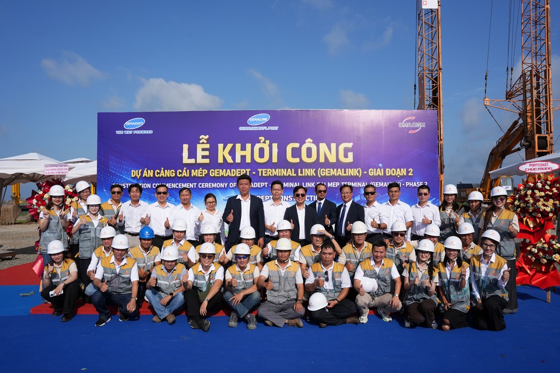 Tập thể khách mời Lễ khởi công Cảng Gemalink