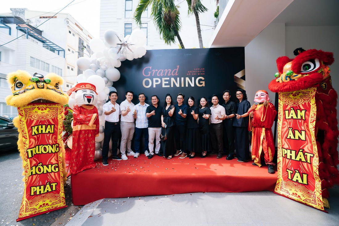 Ảnh tập thể sau nghi thức khai trương, ghi lại khoảnh khắc đáng nhớ cùng khách mời và đại diện doanh nghiệp