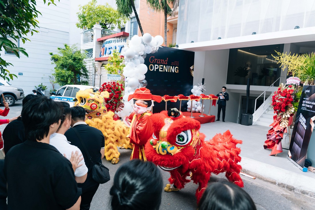 Tiết mục múa lân giúp chương trình khai trương thêm sôi động và mang ý nghĩa may mắn