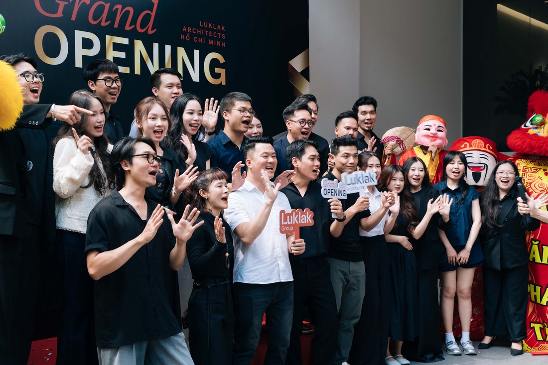 Khách mời check-in tại khu vực backdrop cùng hashtag và đội lân khai trương