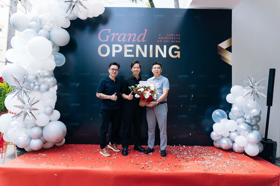 Không gian backdrop khai trương sau khi hoàn thiện, sẵn sàng cho khu vực check-in và nghi thức chính