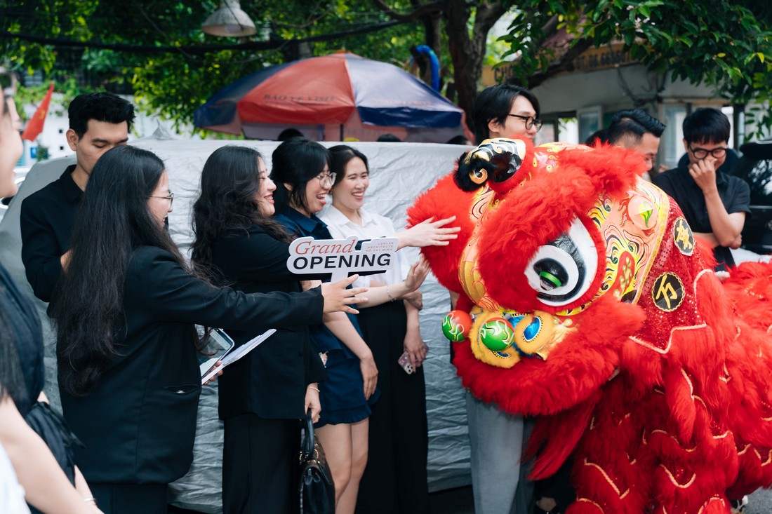 Đội lân giao lưu cùng khách mời, tạo điểm nhấn sinh động cho lễ khai trương