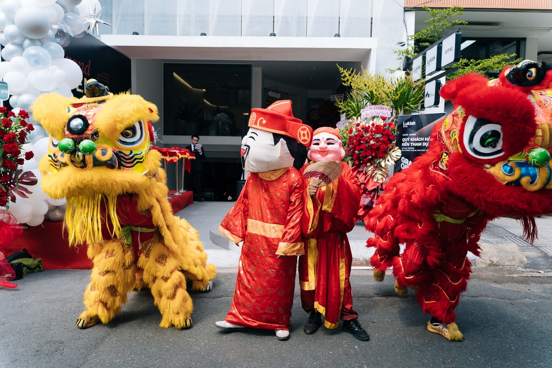 Múa lân khai trương tạo không khí may mắn, sôi động và thu hút trong ngày khai trương