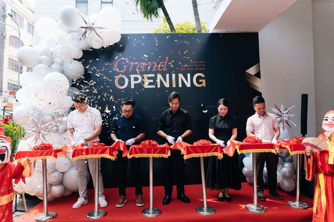 Khoảnh khắc cắt băng khai trương Luklak Architects Sài Gòn được Hoàng Quân Event Solutions chuẩn bị chỉn chu từ đạo cụ đến bố cục sân khấu
