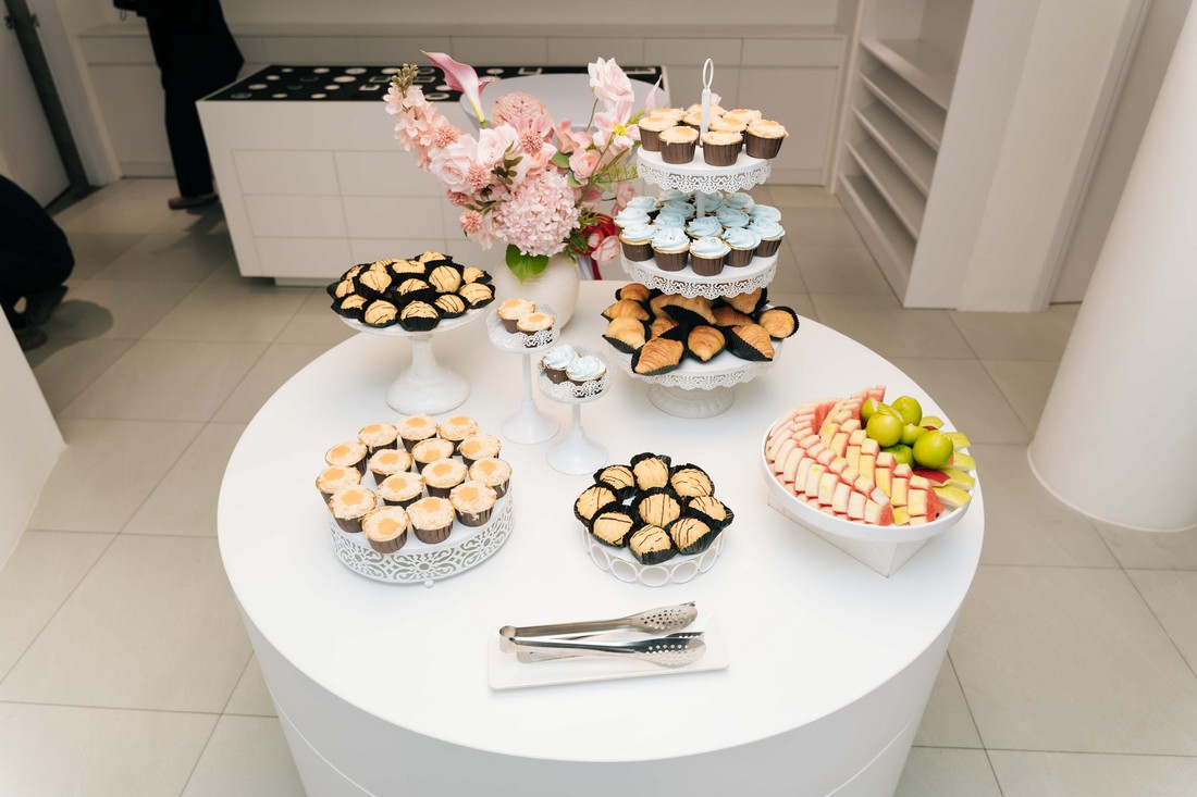 Khu vực teabreak được chuẩn bị chỉn chu, góp phần nâng cao trải nghiệm khách mời trong lễ khai trương