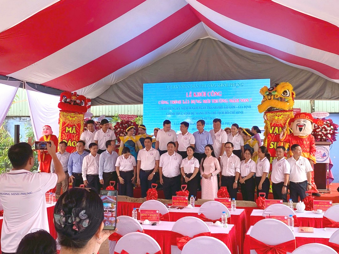 Khách mời chụp hình tại lễ khởi công Trường Mầm Non 7