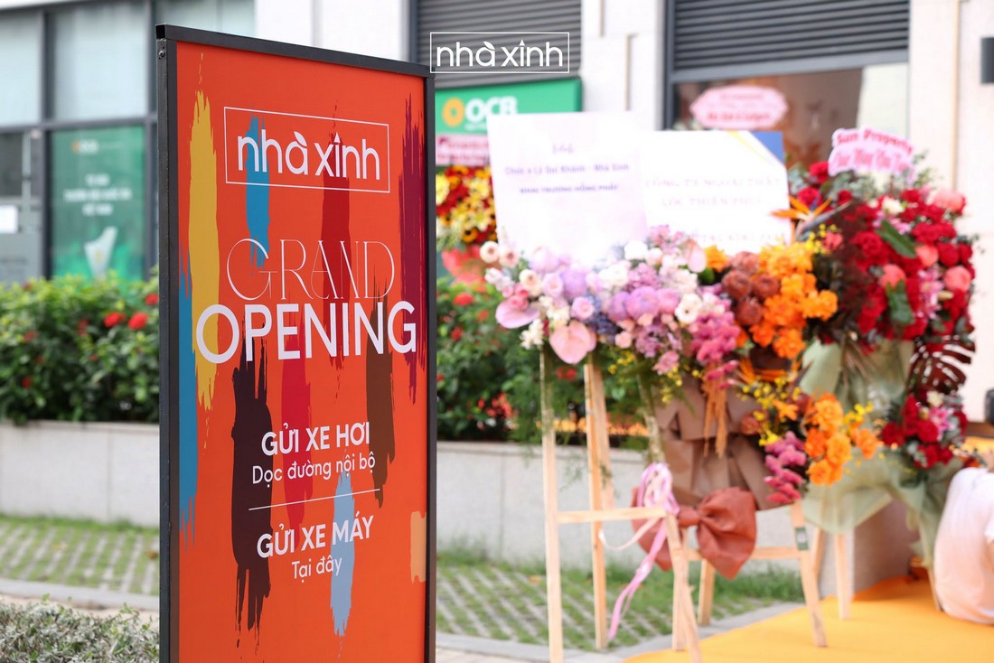 Bảng thông báo Grand Opening và hoa chúc mừng tại sự kiện khai trương Nhà Xinh