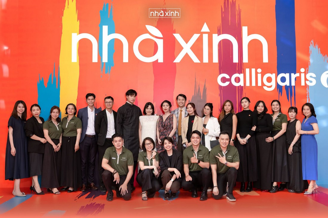 Hình ảnh tập thể tại khu vực backdrop chính của sự kiện khai trương Nhà Xinh Calligaris