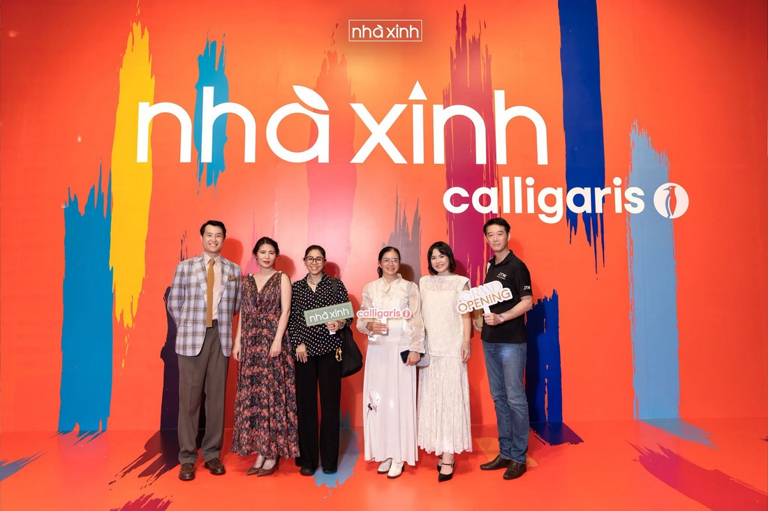 Khách mời check-in tại backdrop Nhà Xinh Calligaris trong sự kiện khai trương