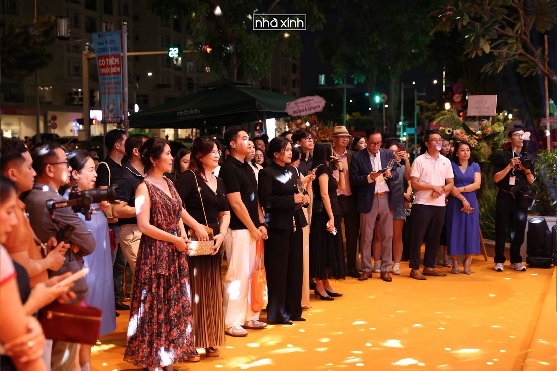Không khí khách mời tham dự chương trình khai trương showroom Nhà Xinh vào buổi tối