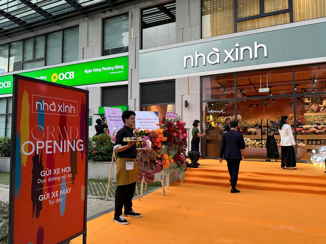 Khu vực đón khách được bố trí chỉn chu cùng bảng hướng dẫn và hoa chúc mừng