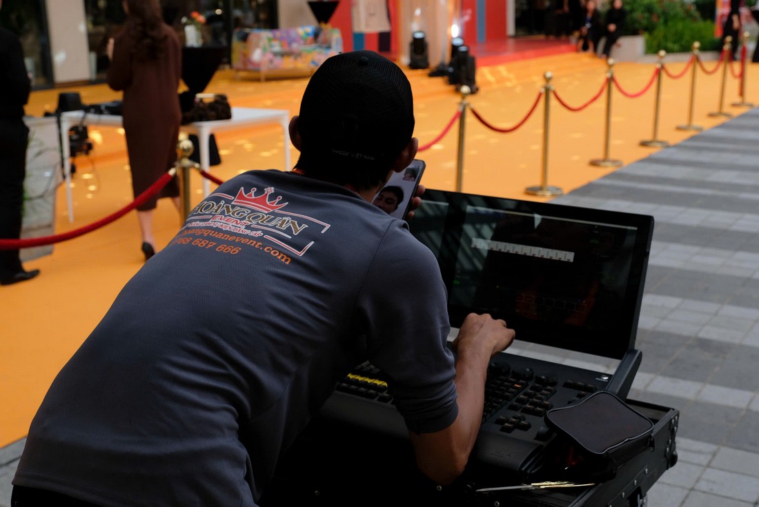 Nhân sự kỹ thuật Hoàng Quân Event Solutions theo dõi và điều chỉnh thiết bị trong suốt chương trình
