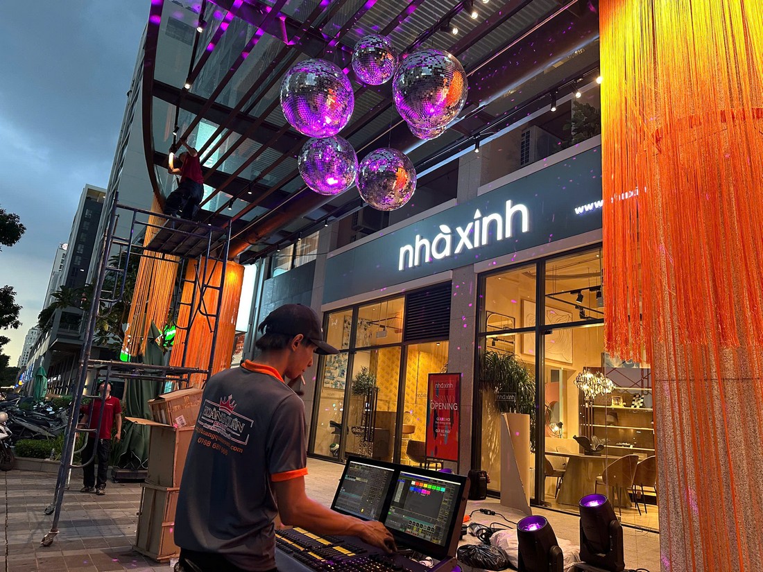 Kỹ thuật viên Hoàng Quân Event Solutions vận hành ánh sáng beam đánh hiệu ứng quả cầu gương