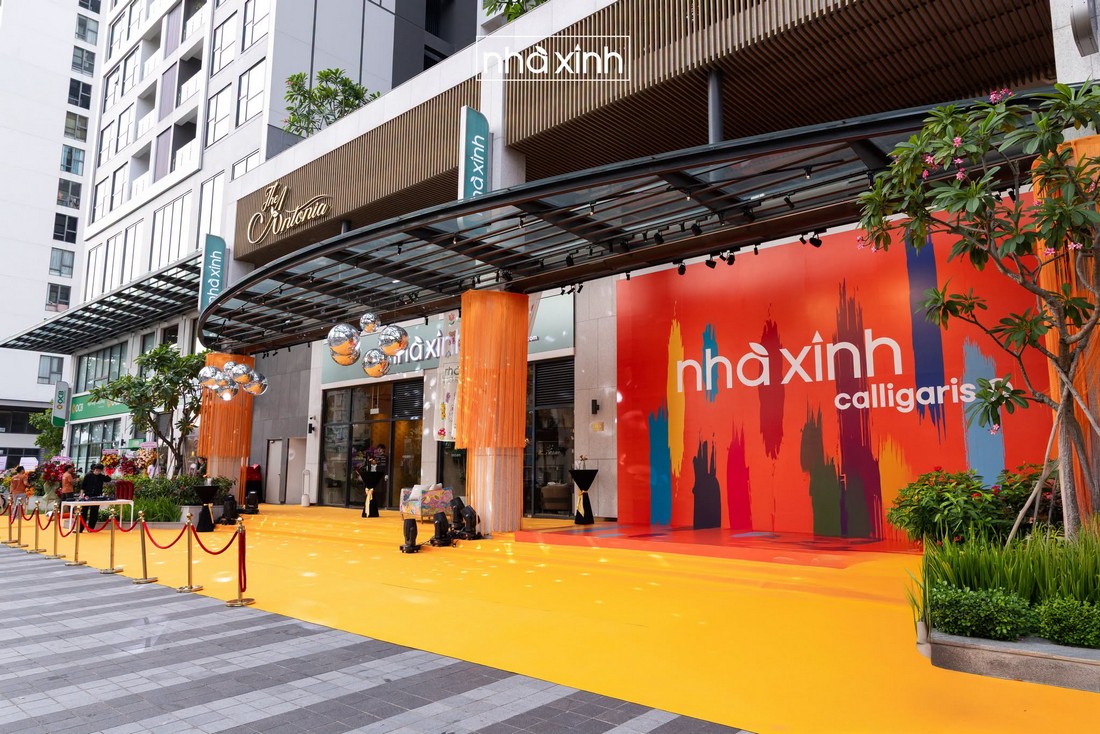Thảm cam được trải đồng bộ, giúp khu vực khai trương nổi bật và sang trọng hơn