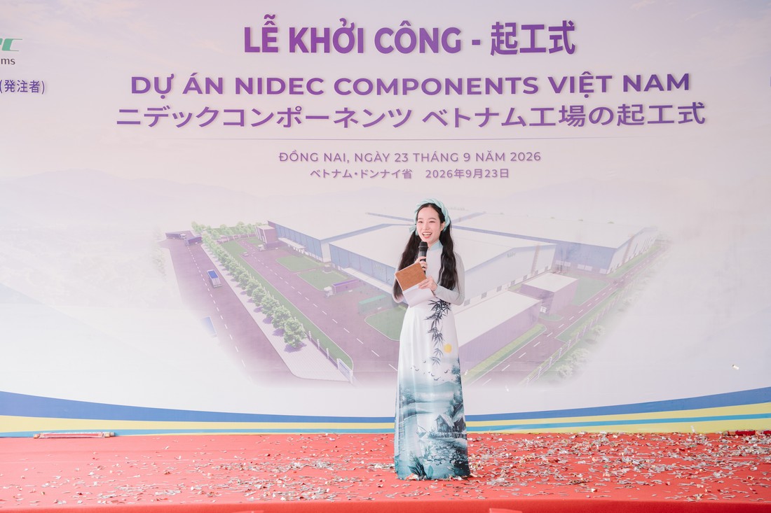 Người dẫn chương trình trên sân khấu lễ khởi công Dự án Nidec Components Việt Nam.