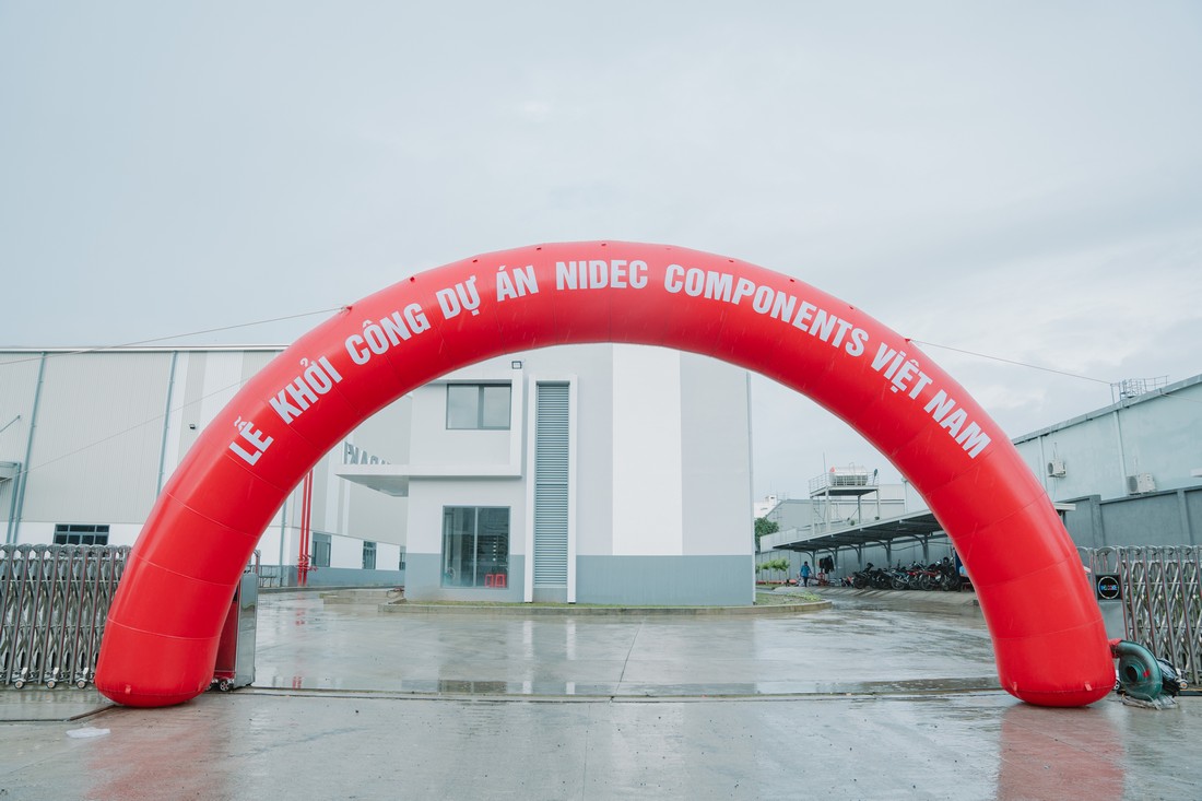 Cổng hơi đỏ mang tên lễ khởi công Dự án Nidec Components Việt Nam ở Đồng Nai.
