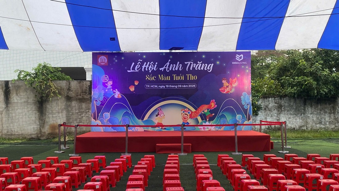 Sân khấu Trung thu và khu vực ghế ngồi được bố trí ngay ngắn trước chương trình