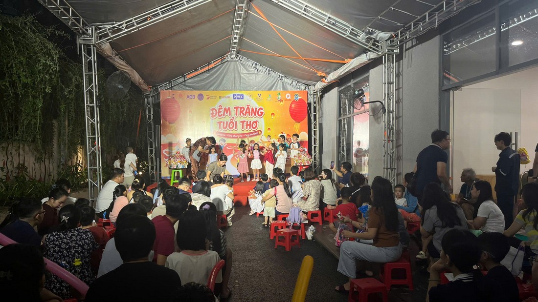Tiết mục văn nghệ diễn ra trên sân khấu Trung thu tại khuôn viên doanh nghiệp