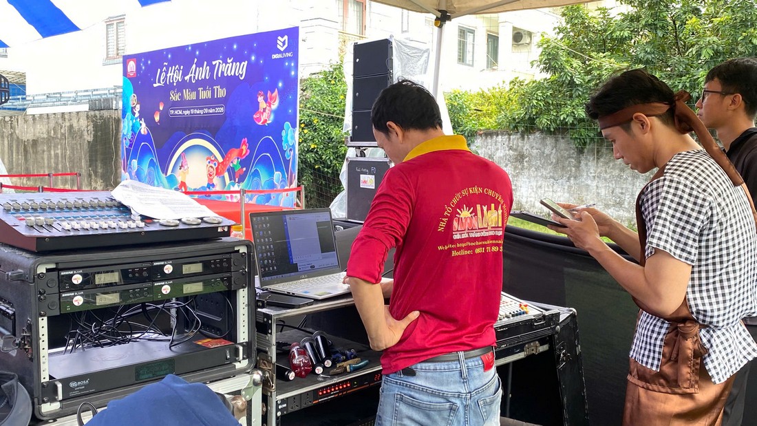 Kỹ thuật viên kiểm tra âm thanh trước thời gian diễn ra chương trình Trung thu thiếu nhi