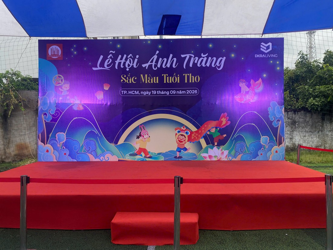 Sân khấu và backdrop Trung thu thiếu nhi hoàn thiện trước thời điểm khai mạc chương trình