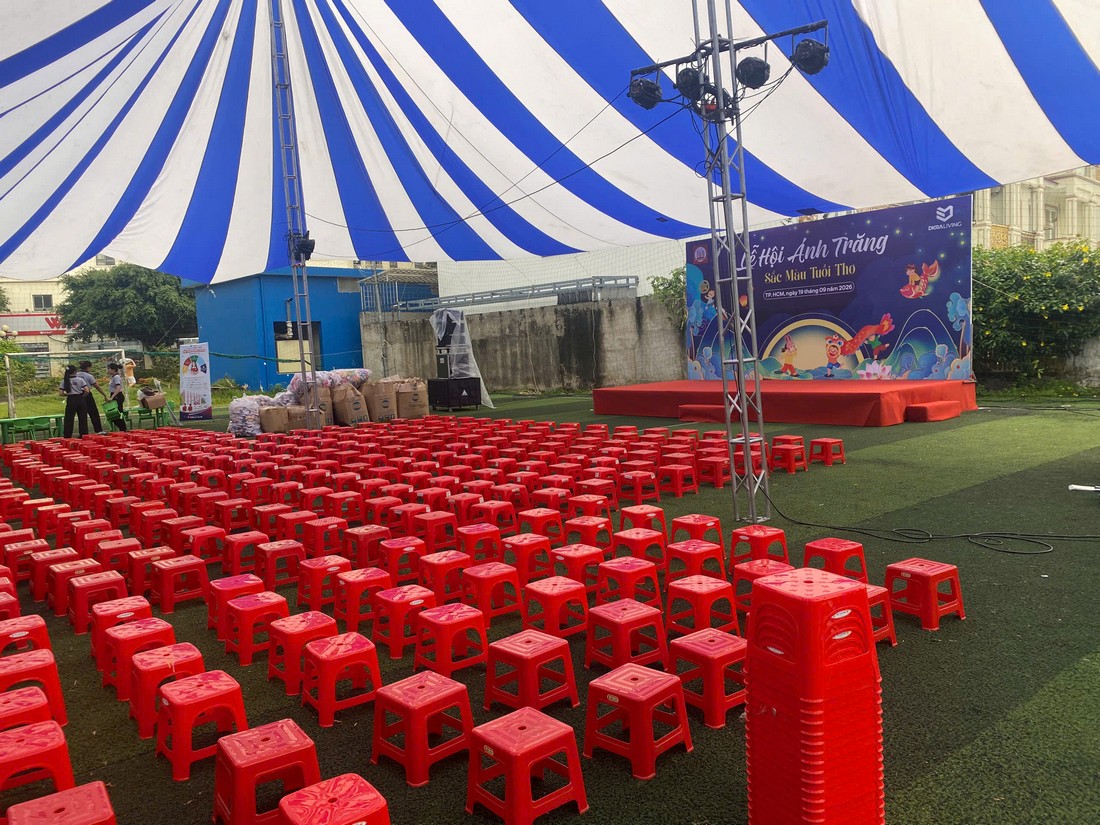 Không gian Trung thu ngoài trời được setup sân khấu, nhà bạt và ghế ngồi đồng bộ