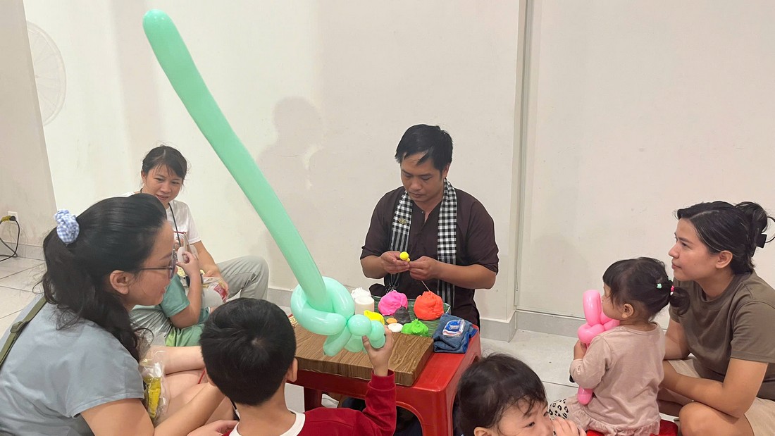 Nghệ nhân tạo hình bong bóng dành tặng các em nhỏ tại sự kiện Trung thu