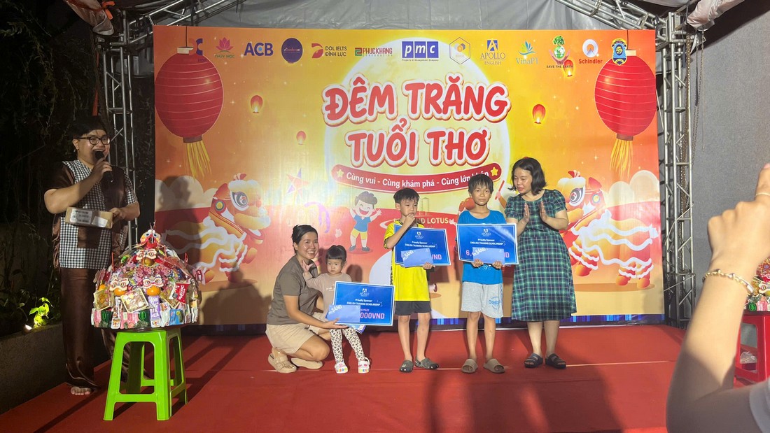 Các em thiếu nhi nhận quà trên sân khấu trong chương trình đêm hội Trung thu