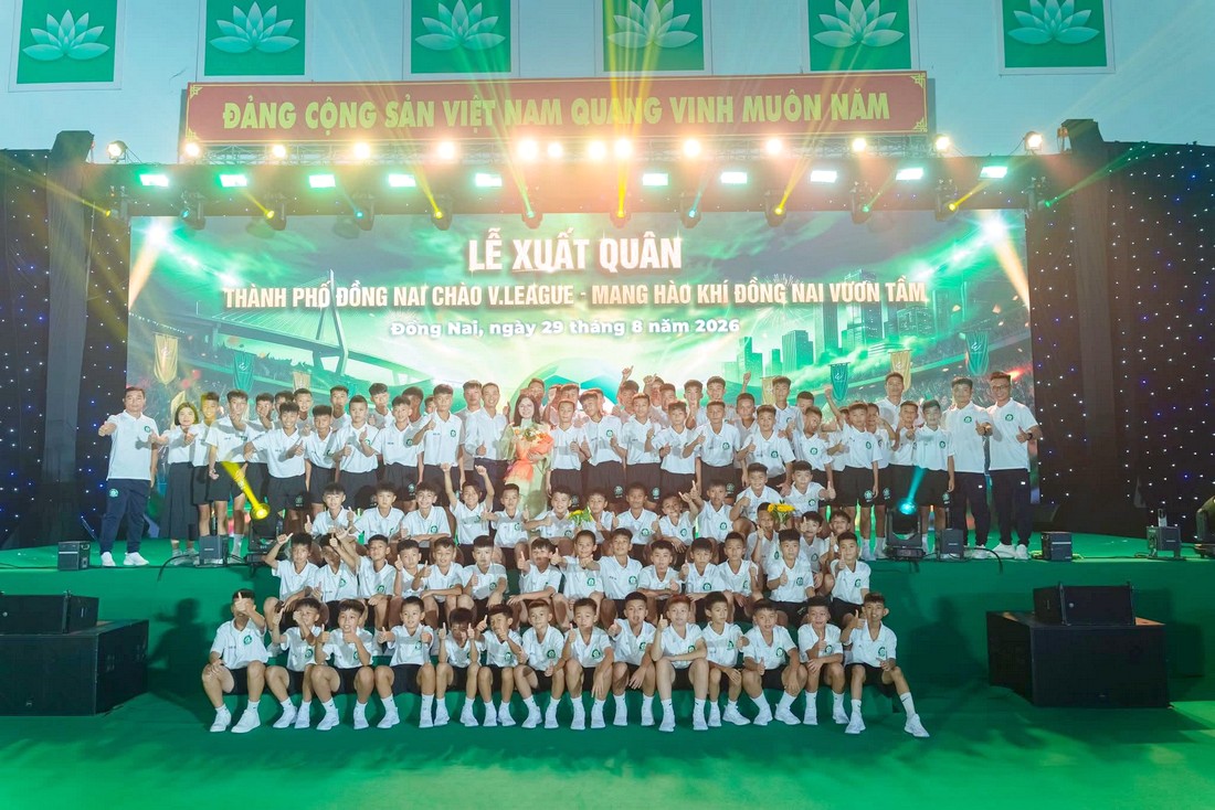 Cầu thủ và ban huấn luyện trên sân khấu