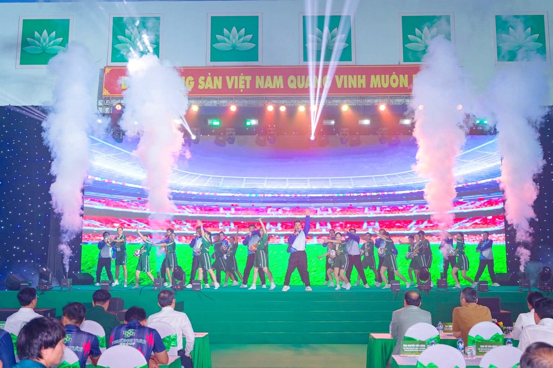Toàn cảnh sân khấu chính