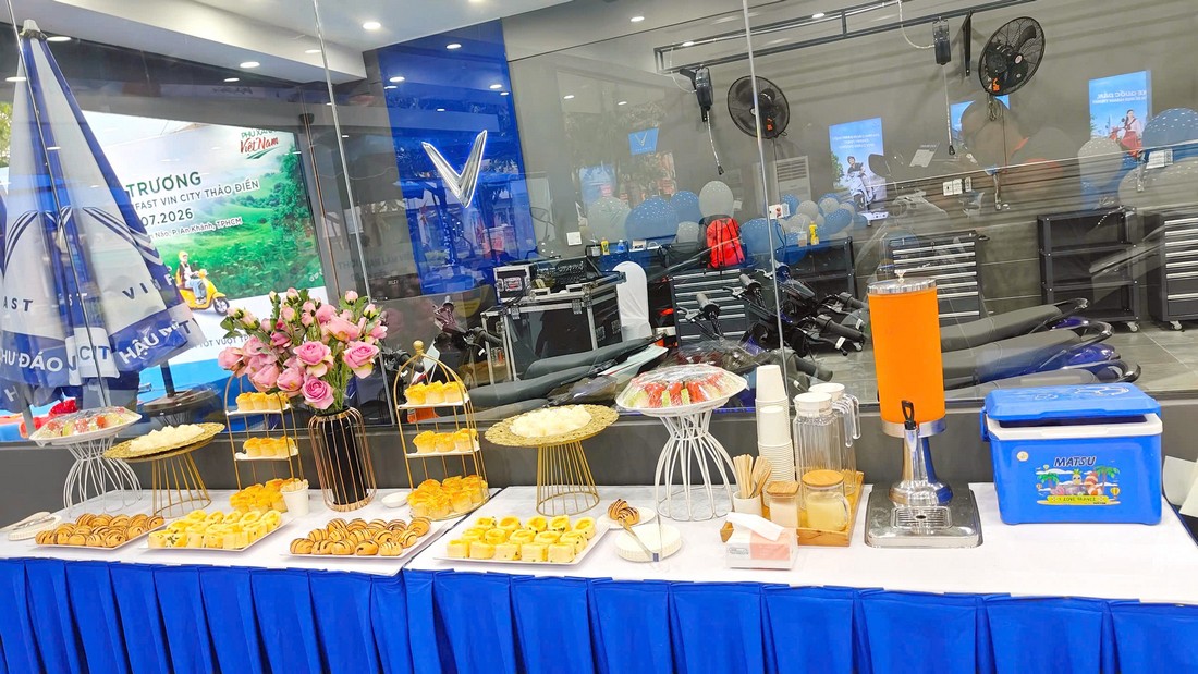 Bàn tiệc teabreak tại lễ khai trương cửa hàng VinFast