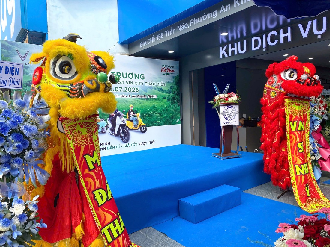 Biểu diễn lân sư rồng tại chương trình khai trương