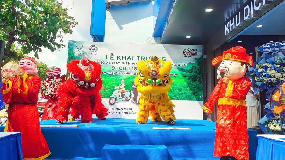 Biểu diễn lân sư rồng tại lễ khai trương cửa hàng
