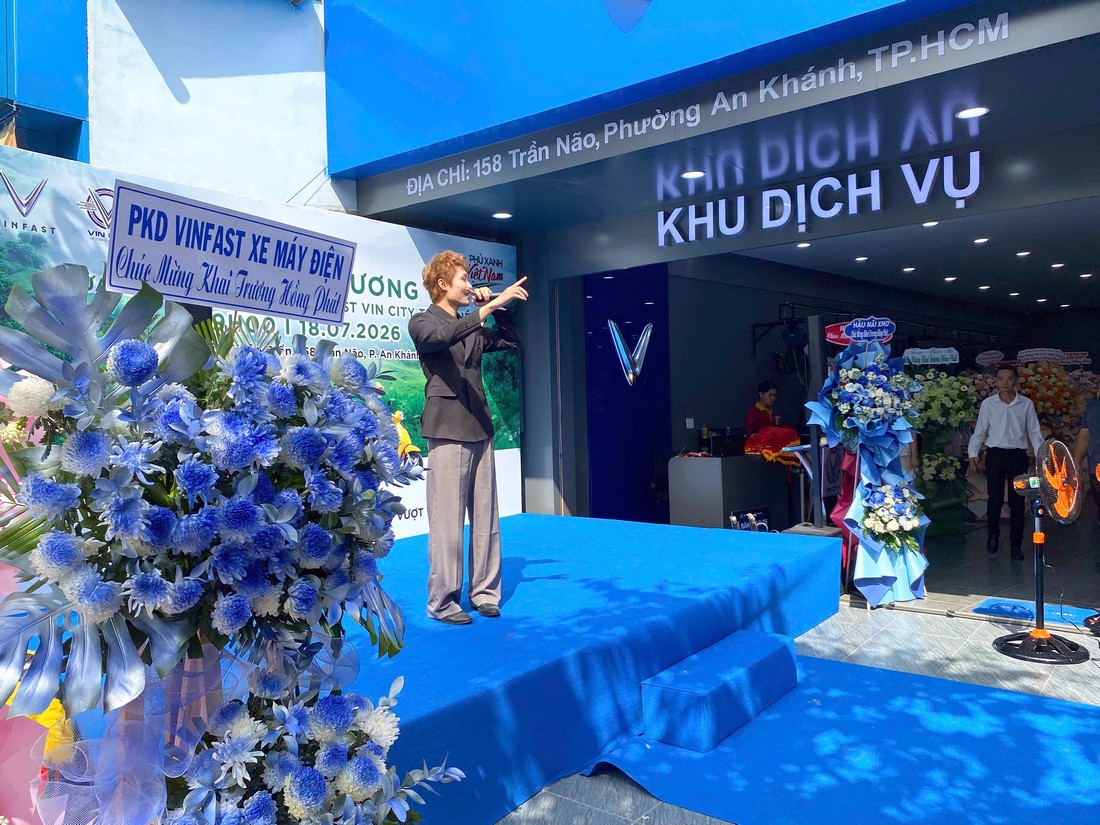 Ca sĩ biểu diễn tại lễ khai trương VinFast Vin City