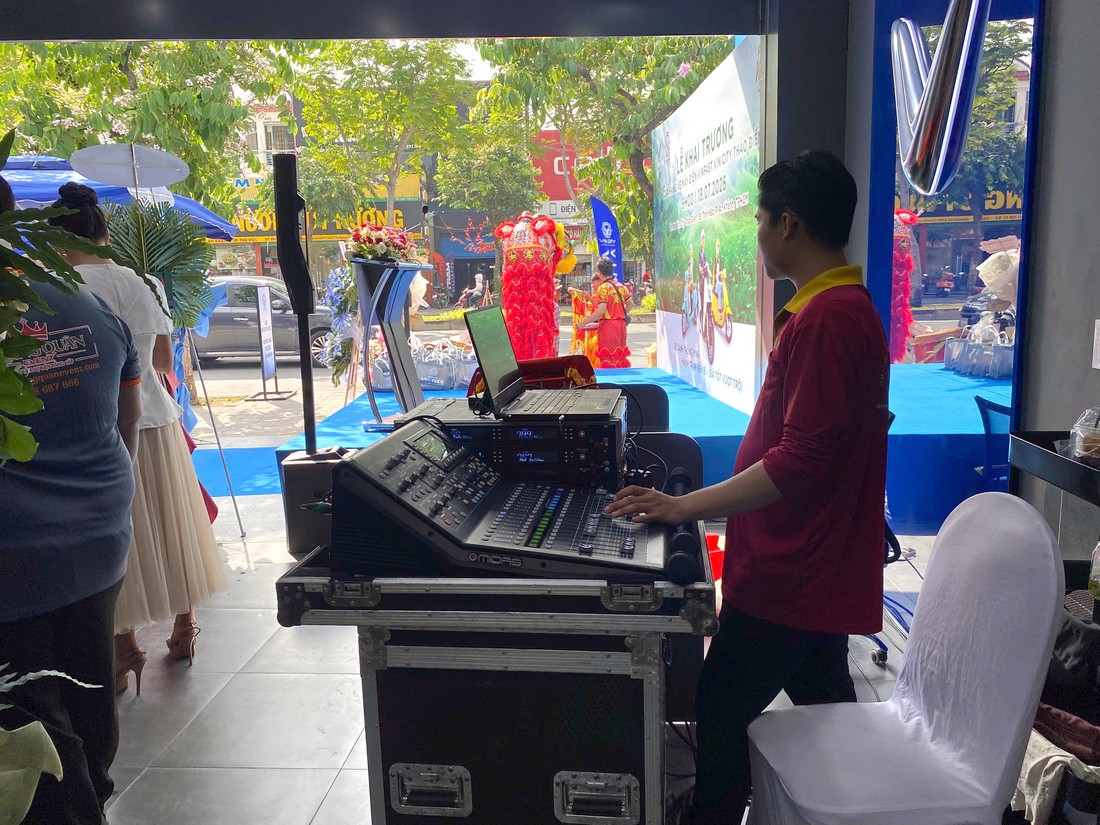 Kỹ thuật viên âm thanh vận hành lễ khai trương VinFast