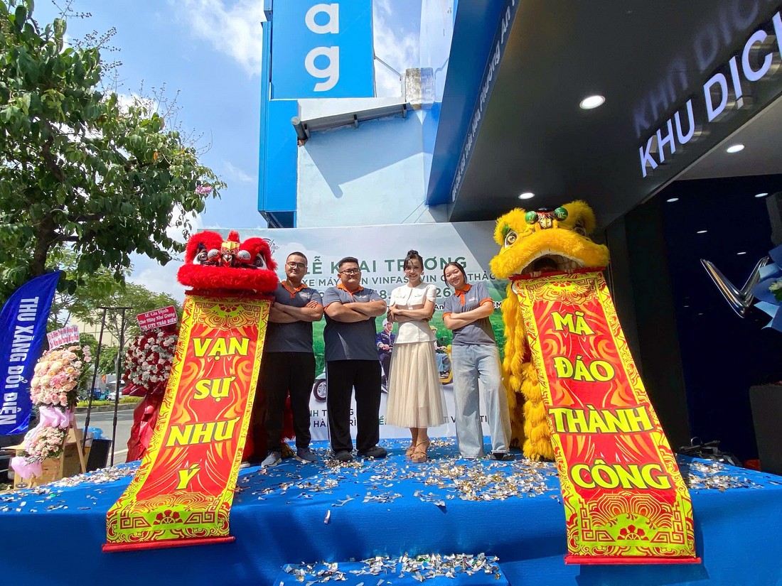 Lân sư rồng cùng dội ngũ Hoàng Quân Event Solutions tại Lễ khai trương Vinfast Vin City Thảo Điền