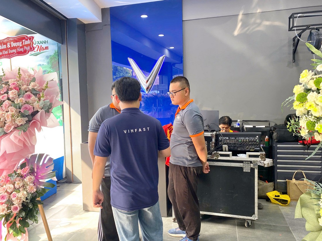 Nhân sự kỹ thuật Hoàng Quân Event Solutions tại lễ khai trương