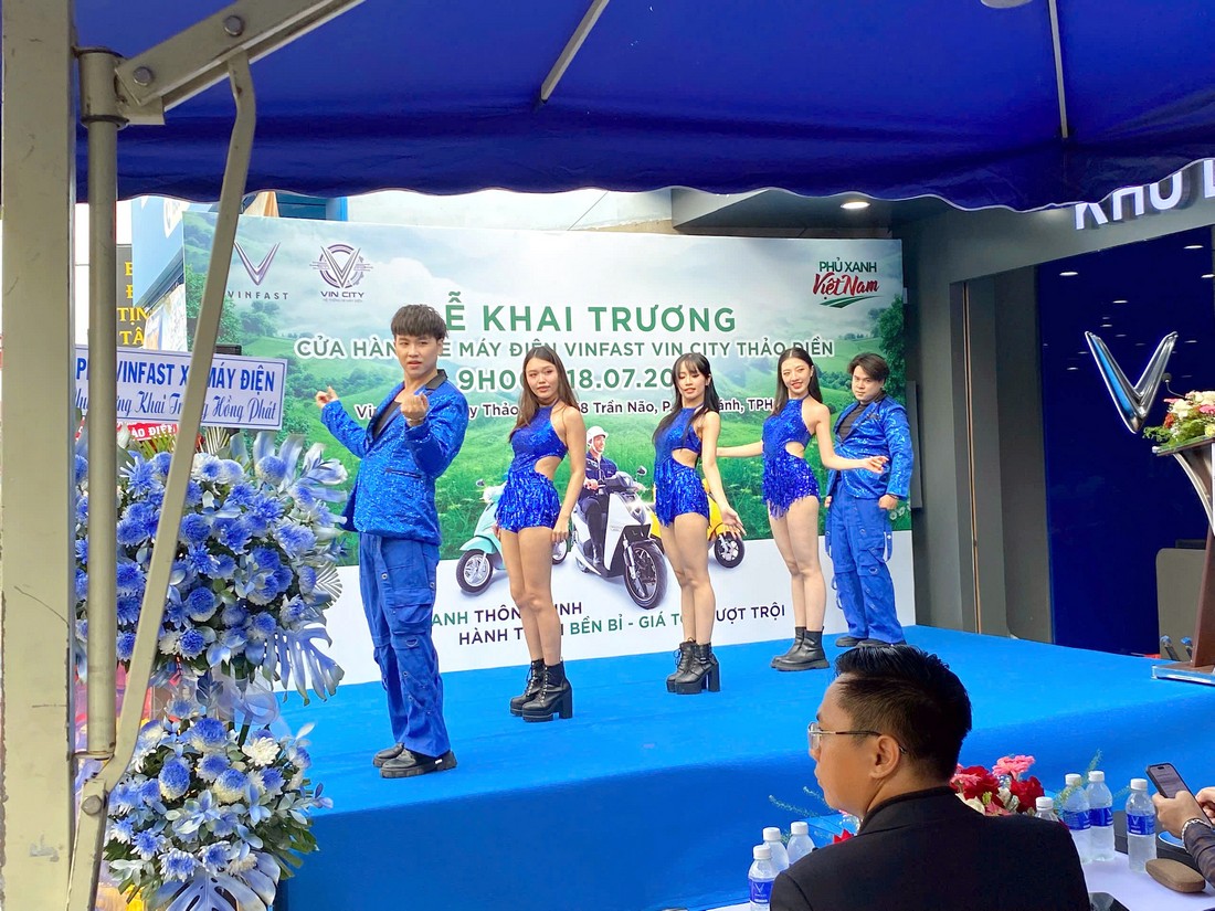 Nhóm nhảy trình diễn trong chương trình khai trương VinFast