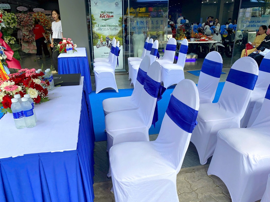 Bàn ghế khách mời tại lễ khai trương VinFast Vin City Thảo Điền